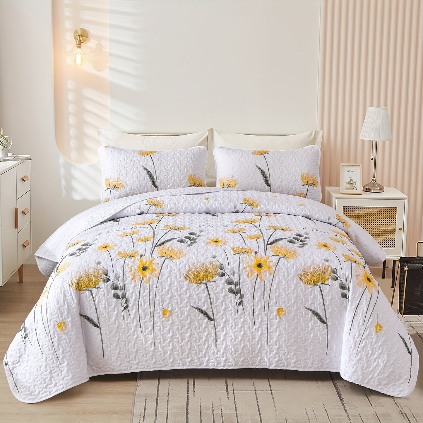 Queen And King Quilt Set Featuring a Charming Floral Design, Made from Lightweight Microfiber. This Reversible Bedspread Is Perfect for Spring And Suitable for All Seasons, Available in Sizes 90"X96" for Queen And 90"X104" for King