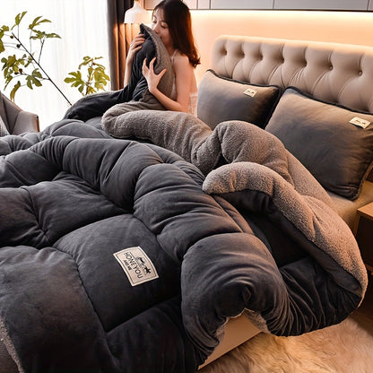 [Soft & Warm] Soft & Warm Plush Quilt | 3-Layer Thickened, Anti-Static, Extra Padded, Multi-Needle Quilting, Lightweight Modern Style Autumn/Winter Bedding for Comfortable Sleep in Cold Weather