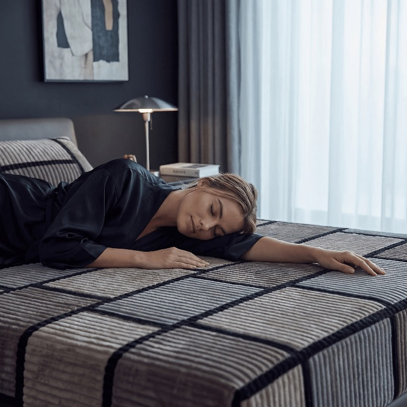 Geometric Large-grid Velour Fitted Sheet, Skin-friendly, Soft and Comfortable, Fully Wrapped Anti-slip Fit That Stays in Place, Single-piece Bed Cover for the Bedroom, Thick and Sturdy, Suitable for All Seasons, Machine Washable